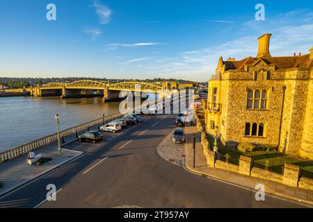 Gli uffici fiduciari del Rochester Bridge sulla spianata di Rochester Kent. E il ponte di Rochester Road sul Medway Foto Stock