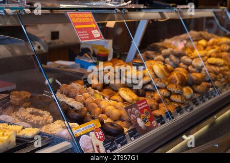 Selezione di prodotti da forno esposti presso la panetteria tedesca (bäckerei) Foto Stock