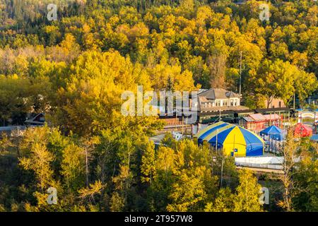 Edmonton, Canada, 20 settembre 2023: Stazione ferroviaria di Fort Edmonton in autunno con alberi di colore giallo Foto Stock