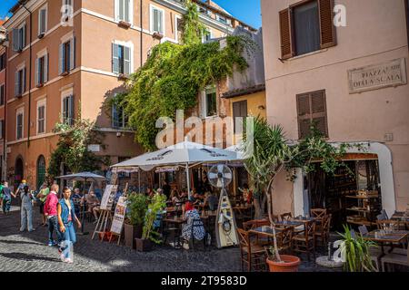 Scena di strada romantica da Trastevere Roma Italia Foto Stock