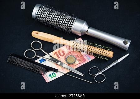 Spazzole per capelli, pettini e forbici con Euro, salario minimo in Germania di 12 nel settore coiffeur Foto Stock