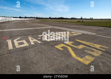 Segnaletica di terra per l'aeroporto Berlin Tempelhof in disuso a Berlino, Germania Foto Stock