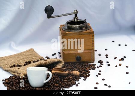 macinacaffè e tazza, chicchi di caffè, sacco Foto Stock