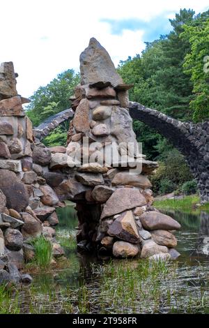 Ponte Rakotz sul lago Rakotzsee nel Rhododendron-Park, Germania, Sassonia, Kromlau Foto Stock