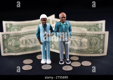 Coppia anziana nera con banconote da 1 dollaro e centesimi, povertà di vecchiaia Foto Stock