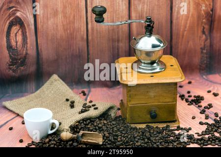 macinacaffè e tazza, chicchi di caffè e sacco Foto Stock