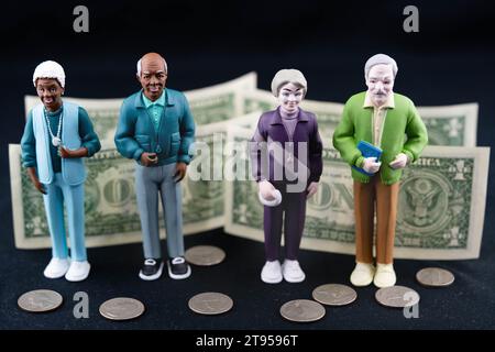 Coppia senior in bianco e nero con banconote da 1 dollaro e centesimi, povertà di vecchiaia Foto Stock
