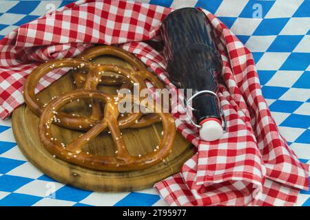 Pretzel bavarese, bottiglia di birra, Oktoberfest a Monaco, Germania, Baviera, Muenchen Foto Stock