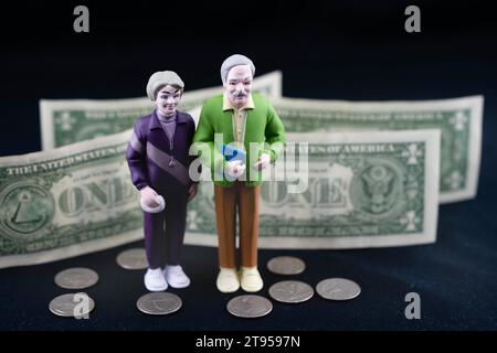 Coppia anziana con banconote da 1 dollaro e centesimi, povertà di vecchiaia Foto Stock