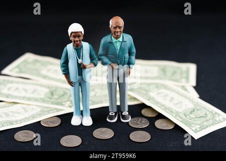 Coppia anziana nera con banconote da 1 dollaro e centesimi, povertà di vecchiaia Foto Stock