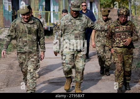 Romania. 18 ottobre 2023. Il generale Darryl Williams, comandante dell'esercito americano Europa e Africa e comandante del comando terrestre della NATO, centro, visita il posto di comando tattico in Romania con il tenente generale Sir Nick Borton, comandante del comando NATO Allied Rapid Reaction Corps, a sinistra, e il maggiore generale Gianluca Carai, vice comandante del quartier generale della NATO Allied Rapid Reaction Corps, a destra, durante il fermo Jupiter 23, 18 ottobre 2023. Lo STJU23 servì come esercitazione di valutazione della prontezza di combattimento del HQ ARRCs, che dimostrò la capacità degli ARRC di dispiegarsi rapidamente sotto la struttura di comando del DDA del NATO mentre il quartier generale si preparava ad assumere il controllo come NATO Respons Foto Stock