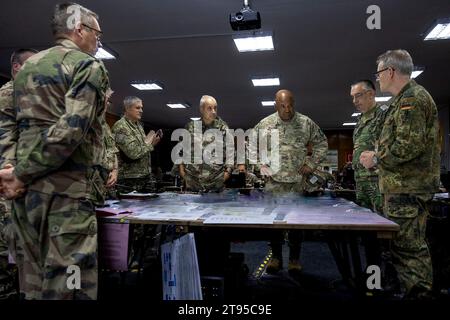 Romania. 18 ottobre 2023. Il generale Darryl Williams, comandante dell'US Army Europe and Africa e comandante della NATO Land Command, Right Center, discute dell'esecuzione del comando della missione con gli ufficiali superiori del quartier generale della NATO Allied Rapid Reaction Corps durante il Steadfast Jupiter 23, 18 ottobre 2023. STJU23 è un'esercitazione multinazionale progettata per dimostrare la capacità di eseguire piani integrati DDA attraverso 24 elementi del quartier generale multinazionale composti da circa 7.000 soldati. (Immagine di credito: © Kyle Larsen/U.S. Army/ZUMA Press Wire) SOLO USO EDITORIALE! Non per USO commerciale! Foto Stock