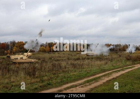 Bemowo Piskie, Polonia. 7 novembre 2023. US Army M109A7 Paladin Howitzers with Alpha Ares Battery 4th Battalion, 27th Field Artillery Regiment, 2nd Armored Brigade Combat Team, 1st Armored Division, Supporting 3rd Infantry Division, condurre un'esercitazione di fuoco dal vivo durante l'esercitazione Wawel Dragon presso Bemowo Piskie Training area, Polonia, novembre. 7, 2023. Wawel Dragon è un'esercitazione multinazionale che coinvolge truppe alleate provenienti da Stati Uniti, Canada, Polonia, Croazia e Romania, comprendente gruppi di battaglia avanzati NATO in Polonia e Lettonia che partecipano a un'esercitazione unificata di artiglieria. La Foto Stock