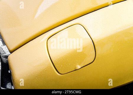 WETTENBERG, ASSIA, GERMANIA - 07 - 28 - 2023: Tappo giallo serbatoio di Citroën DS ID 19 al tradizionale Car Show Golden Oldies a Krofdorf-Gleiberg vicino Gi Foto Stock