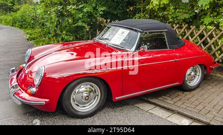 WETTENBERG, ASSIA, GERMANIA - 07 - 28 - 2023: PORSCHE 356 Super 90 Roadster classica auto sportiva d'epoca in mostra a Krofdorf-Gleiberg vicino a Giessen Foto Stock