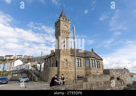 Edificio del municipio e della torre dell'orologio di Porthleven, ex Bickford smith institute, Cornovaglia, Inghilterra, Regno Unito, 2023 Foto Stock