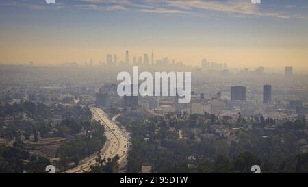 Vista aerea su Los Angeles da Mulholland Drive - riprese del drone di Los Angeles Foto Stock