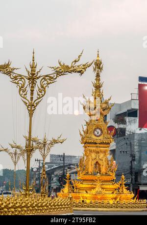 Il sole tocca la cima della torre dorata, storica e decorata dell'orologio, un famoso punto di riferimento della città, costruita nel 2005 per onorare sua Maestà la Regina Siri Foto Stock