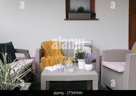 Arredamento confortevole con un bel decor sulla terrazza esterna Foto Stock