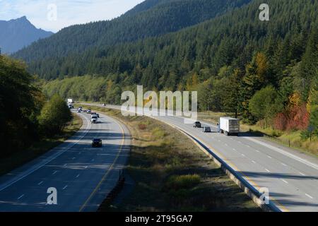 North Bend, WA, USA - 18 ottobre 2023; traffico in entrambe le direzioni dell'Interstate 90 nelle Washington Cascaes in autunno Foto Stock
