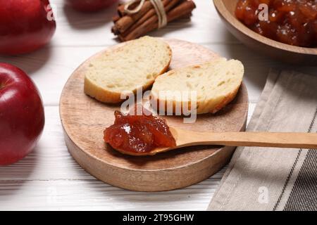 Deliziosa marmellata di mele e fette di pane su un tavolo di legno bianco Foto Stock