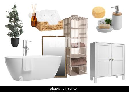 Tavola di umore con vasca da bagno, accessori da bagno ed elementi decorativi su sfondo bianco Foto Stock