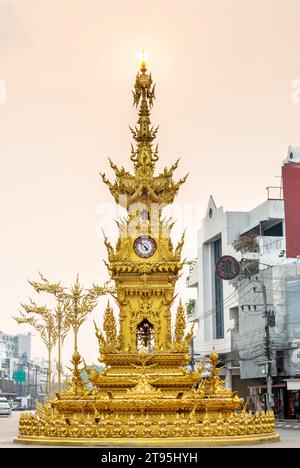 Il sole tocca la cima della torre dorata, storica e decorata dell'orologio, un famoso punto di riferimento della città, costruita nel 2005 per onorare sua Maestà la Regina Siri Foto Stock