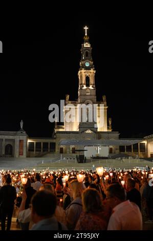 La preghiera serale a lume di candela del rosario intorno alla Cappella delle apparizioni. Santuario di nostra Signora del Rosario di Fátima a Fátima, Portogallo. Foto Stock