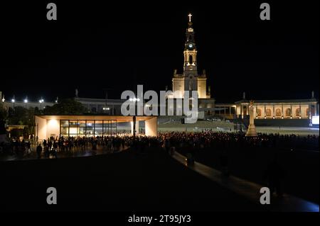 La preghiera serale a lume di candela del rosario intorno alla Cappella delle apparizioni. Santuario di nostra Signora del Rosario di Fátima a Fátima, Portogallo. Foto Stock