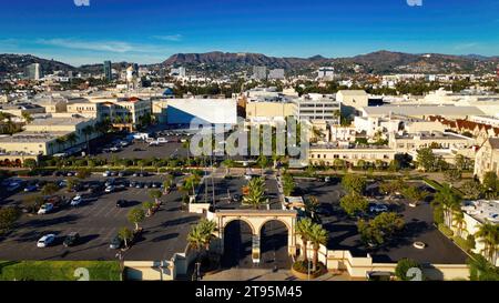 Paramount Studios a Melrose Avenue from Above - Los Angeles Drone footage - LOS ANGELES, STATI UNITI - 5 NOVEMBRE 2023 Foto Stock