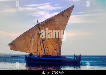 Dhow tradizionale a vela al crepuscolo, Zanzibar, Tanzania Foto Stock