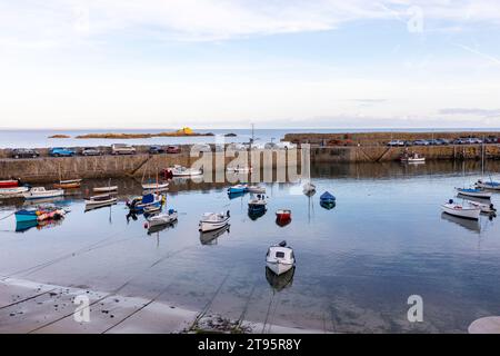 2023, villaggio di Mousehole e porto di pescatori in Cornovaglia, sulla costa sud-occidentale dell'Inghilterra, tramonto nel tardo pomeriggio nel soleggiato giorno autunnale, Inghilterra, Regno Unito, 2023 Foto Stock