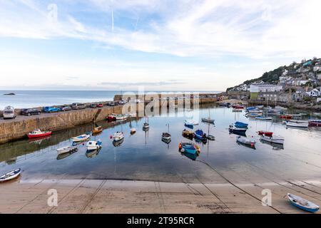 2023, villaggio di Mousehole e porto di pescatori in Cornovaglia, sulla costa sud-occidentale dell'Inghilterra, tramonto nel tardo pomeriggio nel soleggiato giorno autunnale, Inghilterra, Regno Unito, 2023 Foto Stock