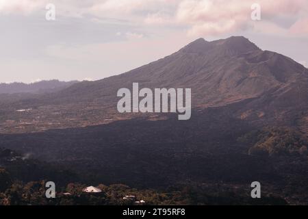 Vista in primo piano del Monte Gunung Batur - il vulcano Kintamani a Bali Indonesia Foto Stock