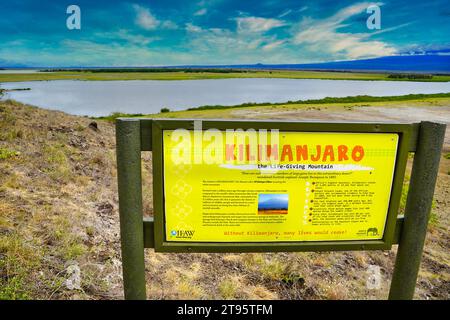 Amboseli, Kenya, 31-dicembre-2020 - Un cartello sulla collina di osservazione nel parco nazionale di Amboseli fornisce informazioni sul Kilimanjaro e sul parco Foto Stock