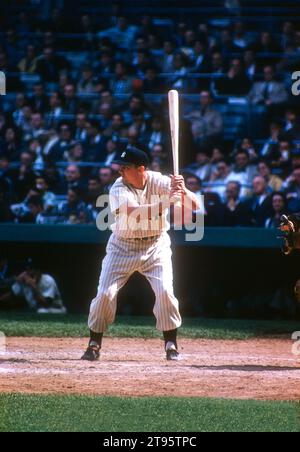 BRONX, NY - 18 MAGGIO: Irv Noren #25 dei New York Yankees batte durante una partita della MLB contro i Chicago White Sox il 18 maggio 1955 allo Yankee Stadium nel Bronx, New York. (Foto di Hy Peskin) *** didascalia locale *** Irv Noren Foto Stock