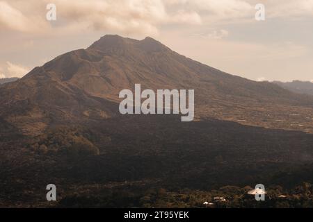 Vista in primo piano del Monte Gunung Batur - il vulcano Kintamani a Bali Indonesia Foto Stock