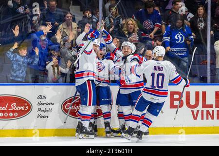 Rochester, New York, USA. 25 novembre 2023. I giocatori dei Rochester Americans festeggiano un gol ai supplementari contro i Laval Rocket. I Rochester Americans ospitarono i Laval Rocket in una partita della American Hockey League alla Blue Cross Arena di Rochester, New York. (Jonathan Tenca/CSM). Credito: csm/Alamy Live News Foto Stock