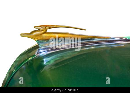 Escondido, CA - 10-30-2023: Decorazione del cofano su Chevrolet Styleline Deluxe Convertible, 1951. Foto Stock