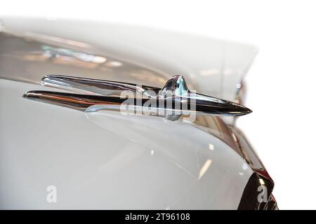 Escondido, CA - 10-30-2023: Ornamento del cofano sulla Ford Fairlane 500, serie 51A, con il primo e unico tetto rigido retrattile. Foto Stock
