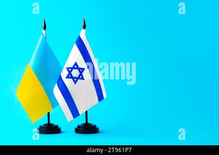 Bandiere di Israele e Ucraina su sfondo blu Foto Stock