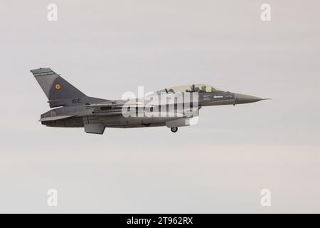 Borcea, Romania - 13 novembre 2023: Un pilota di jet militare rumeno vola con il suo F16 Falcon durante una dimostrazione a seguito della cerimonia di apertura del Foto Stock