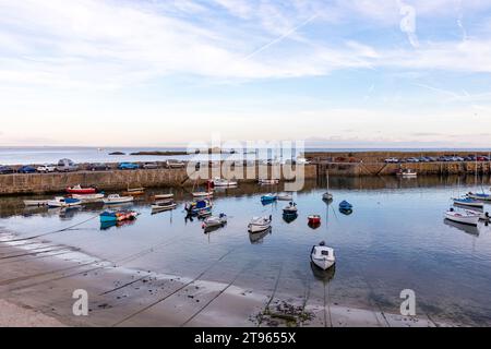 2023, villaggio di Mousehole e porto di pescatori in Cornovaglia, sulla costa sud-occidentale dell'Inghilterra, tramonto nel tardo pomeriggio nel soleggiato giorno autunnale, Inghilterra, Regno Unito, 2023 Foto Stock