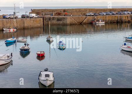 2023, villaggio di Mousehole e porto di pescatori in Cornovaglia, sulla costa sud-occidentale dell'Inghilterra, tramonto nel tardo pomeriggio nel soleggiato giorno autunnale, Inghilterra, Regno Unito, 2023 Foto Stock