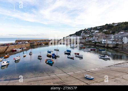 2023, villaggio di Mousehole e porto di pescatori in Cornovaglia, sulla costa sud-occidentale dell'Inghilterra, tramonto nel tardo pomeriggio nel soleggiato giorno autunnale, Inghilterra, Regno Unito, 2023 Foto Stock