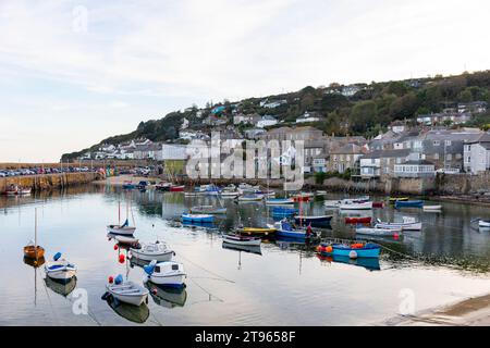 2023, villaggio di Mousehole e porto di pescatori in Cornovaglia, sulla costa sud-occidentale dell'Inghilterra, tramonto nel tardo pomeriggio nel soleggiato giorno autunnale, Inghilterra, Regno Unito, 2023 Foto Stock