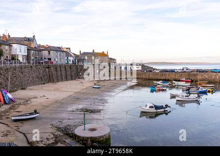 2023, villaggio di Mousehole e porto di pescatori in Cornovaglia, sulla costa sud-occidentale dell'Inghilterra, tramonto nel tardo pomeriggio nel soleggiato giorno autunnale, Inghilterra, Regno Unito, 2023 Foto Stock