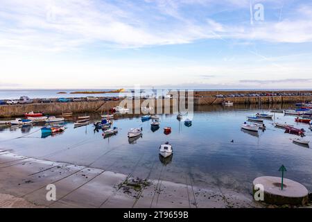 2023, villaggio di Mousehole e porto di pescatori in Cornovaglia, sulla costa sud-occidentale dell'Inghilterra, tramonto nel tardo pomeriggio nel soleggiato giorno autunnale, Inghilterra, Regno Unito, 2023 Foto Stock