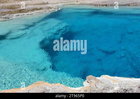 le sorgenti termali di zaffiro blu profondo nel bacino dei biscotti del parco nazionale di yellowstone, wyoming Foto Stock