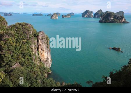 Punto panoramico sull'isola di Koh Hong con vista panoramica a 360 gradi sulle isole della provincia di Krabi in Thailandia. Paesaggio marino del parco nazionale di Bok Khorani Foto Stock